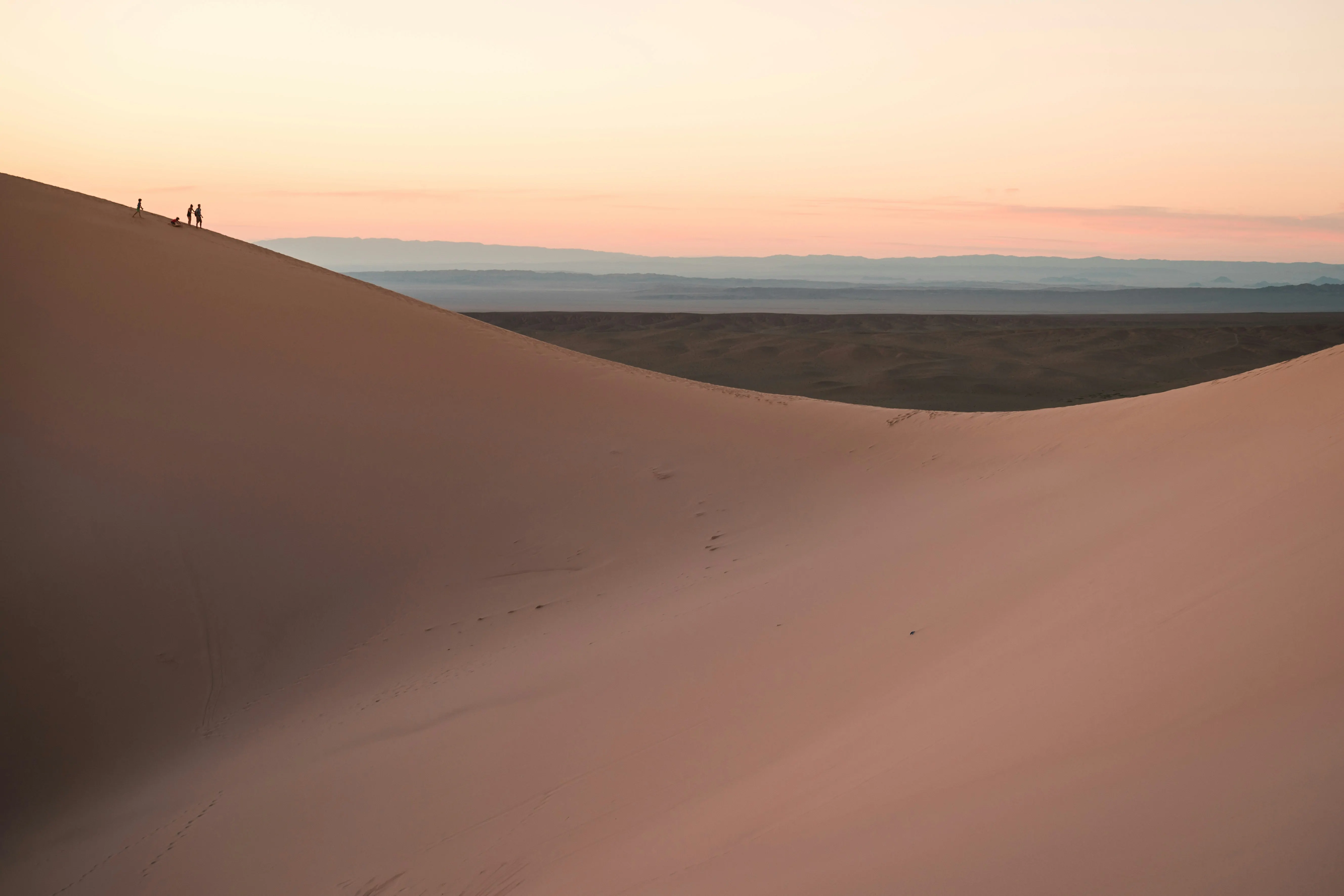 Khongor Sand Dunes, in Mongolia's Gobi Desert, boast vast stretches of golden sands spanning 180 kilometers.